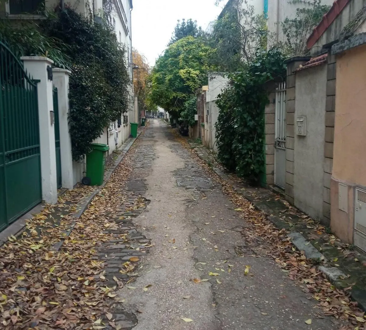 Le Charles location